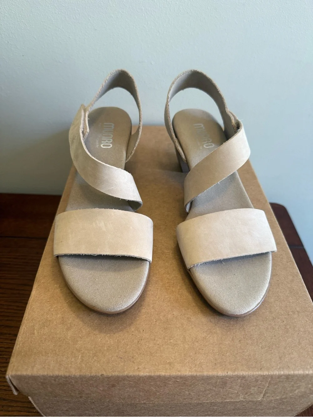 Munro Lucia Neutral Suede Block Heel Sandals 7.5 NEW